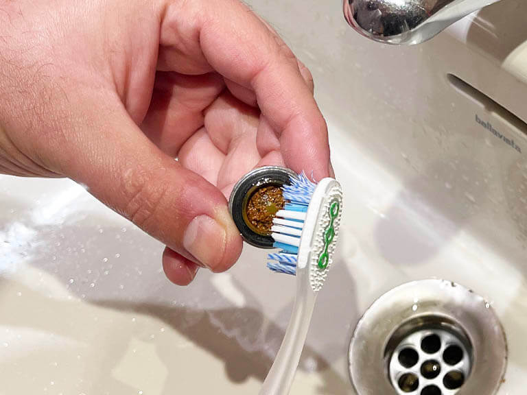 limpiar los filtros del grifo frotando con un cepillo de dientes usado