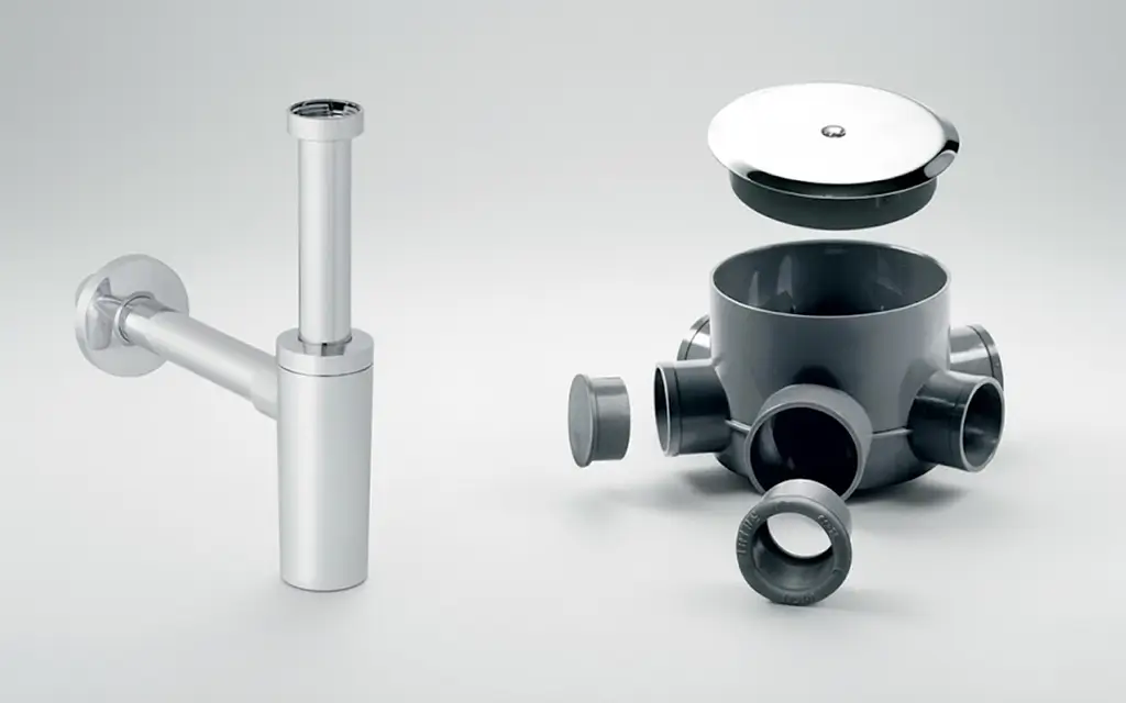 Sifón individual cromado a la izquierda y bote sifónico modular gris a la derecha, ilustrando la comparativa para la elección en instalaciones de fontanería.